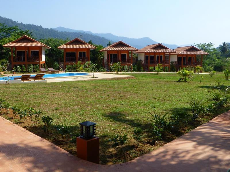 Khao Sok Jasmine Garden Resort - Sha Certified Khao Sok National Park Exterior photo